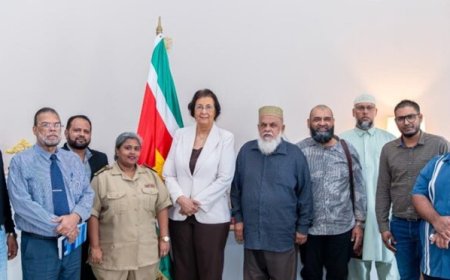 Surinaamse Moeslim Associatie en Arya Diwaker bespreken uitdagingen met president Geerlings-S
