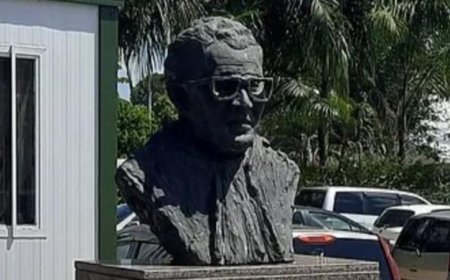 Bronzen borstbeeld ex-president Ramdat Misier beschadigd teruggevonden