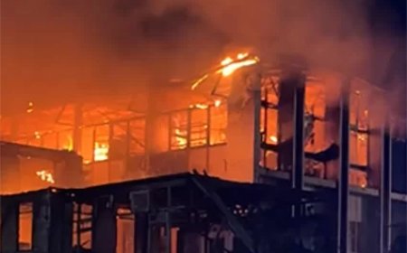 Felle brand verwoest pand in binnenstad