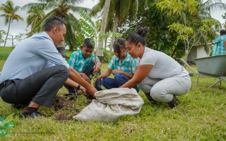 Kinderen planten voor toekomst op Wereld Aarde Dag