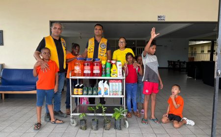 Lions Club Parwani plant fruitbomen bij Hubert Stichting