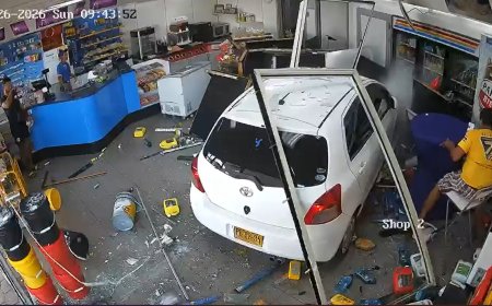 80-plusser rijdt SOL-shop aan Tourtonnelaan binnen