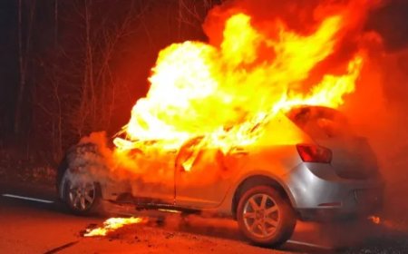 Auto vliegt in brand in garage aan Falweg