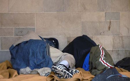 DAKLOZEN IN IEDER DISTRICT EN VERANTWOORDELIJKHEID BIJ GEEN ENKEL MINISTERIE