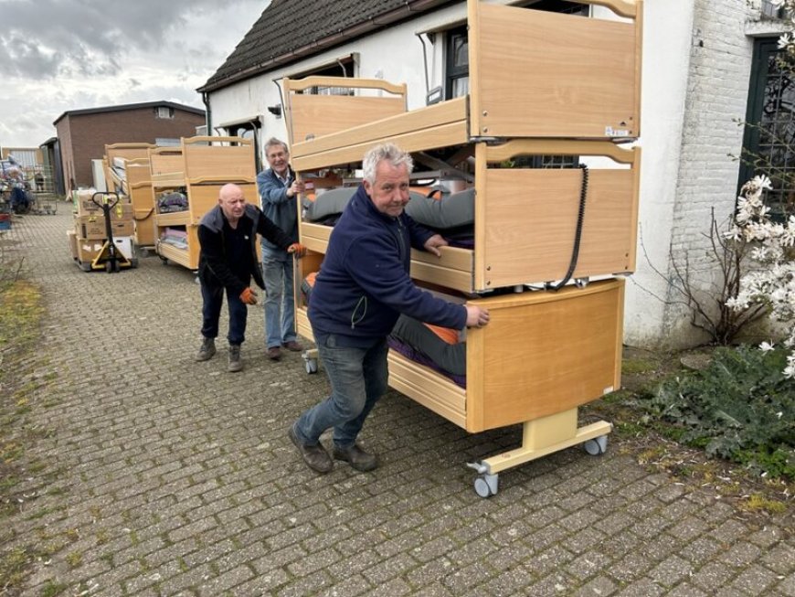 Ziekenhuisbedden en schoolmeubilair naar Suriname
