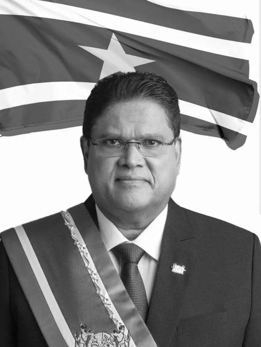 President Simons tekent condoleanceregister voor Santokhi op het paleis