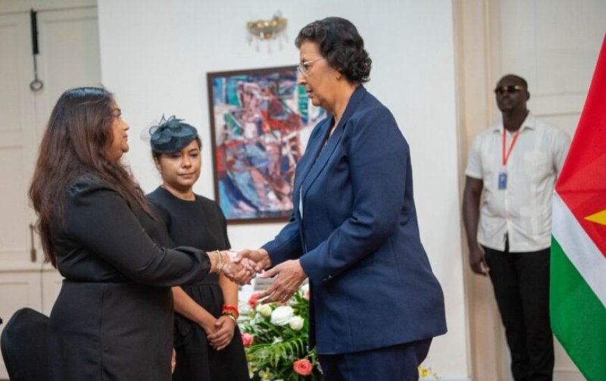 Kabinet tekent condoleanceregister ex-president Santokhi