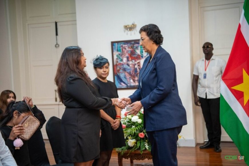 Kabinetsleden tekenen condoleanceregister ex-president Santokhi