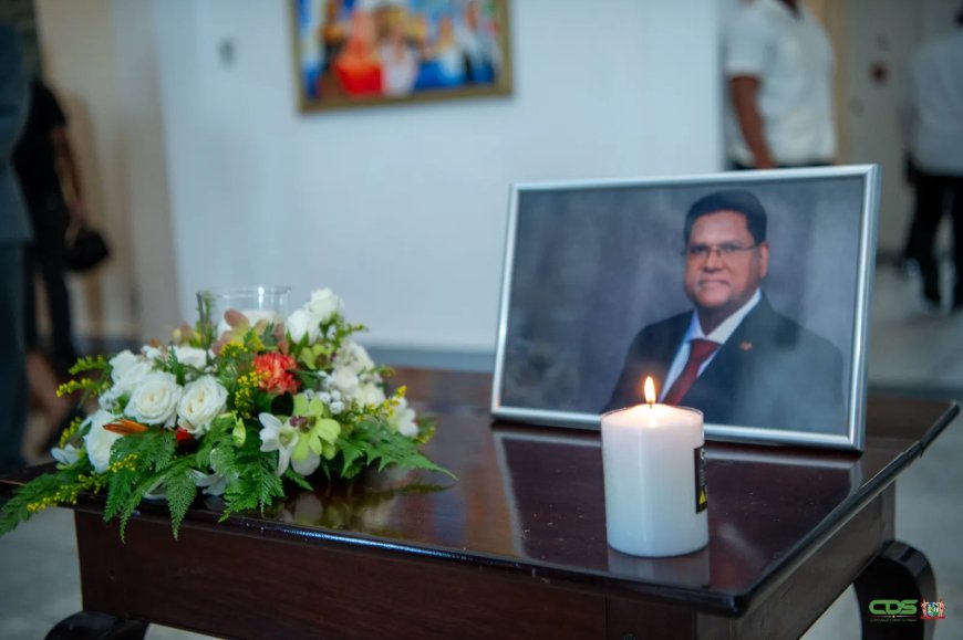 Kabinet tekent condoleanceregister voor Santokhi