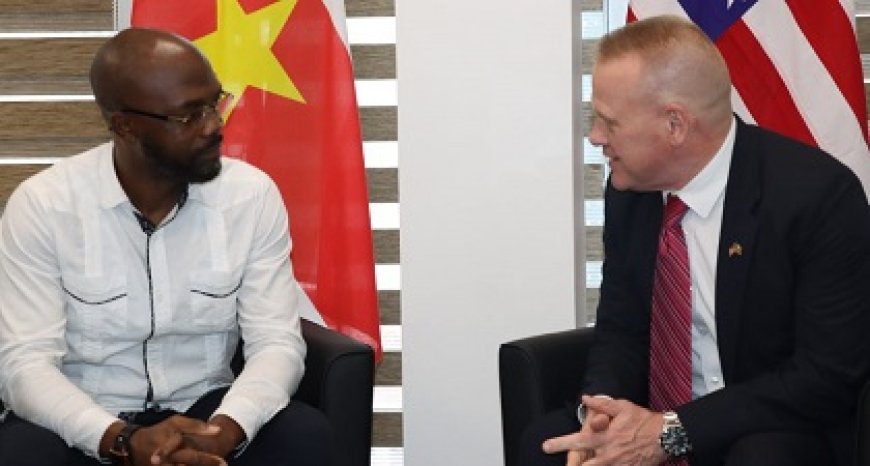 Amerikaanse zaakgelastigde brengt bezoek aan minister Misiekaba