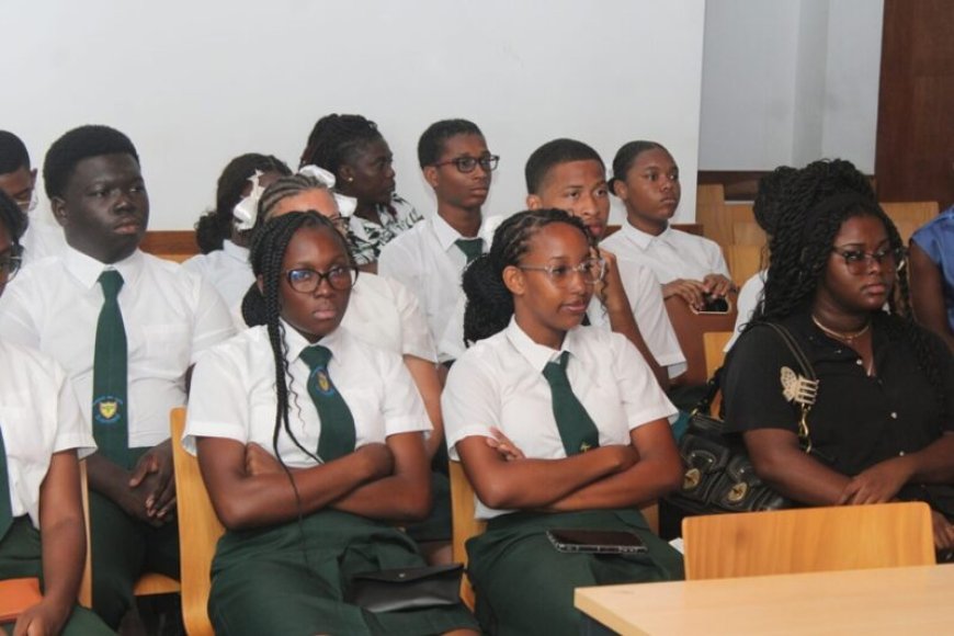 Studenten Mackenzie High School op educatieve excursie in Suriname