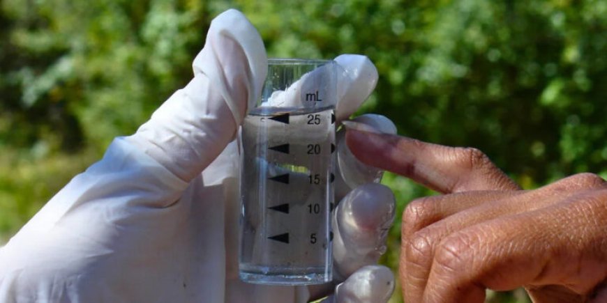 DODELIJKE BACTERIËN MAKEN WATER LAWARIVIER ONDRINKBAAR