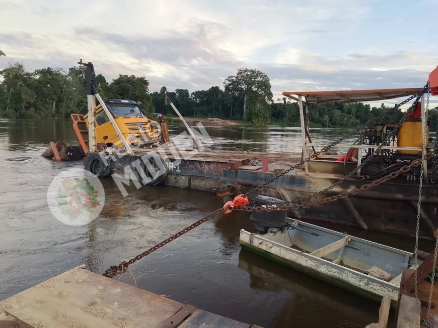 Truck met houtblokken belandt deels in rivier