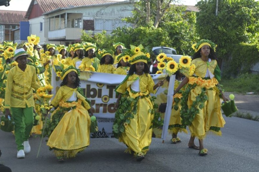 61ste AVD: 4.300 wandelaars kleuren vier dagen lang straten van Paramaribo