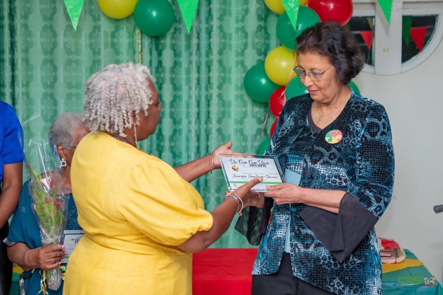 Simons ontvangt Dya Dya Sranan Uma-award