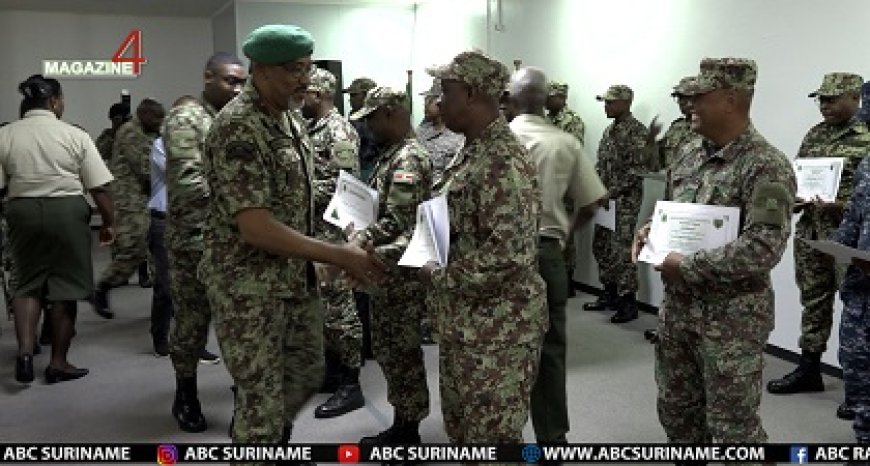 Groep militairen rond Cursus tot Groepscommandant af