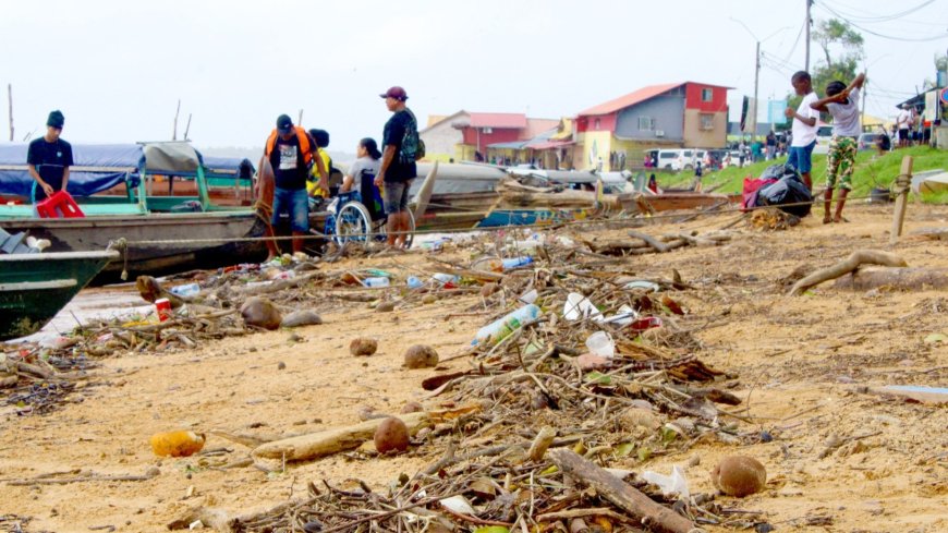Medewerkers OW en RO werken samen aan schoonmaak Albina
