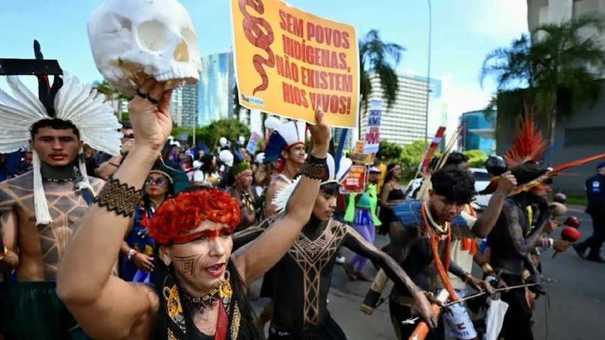 Inheemse leiders demonstreren in Brasilia tegen toenemende landconflicten en druk door mijnbo