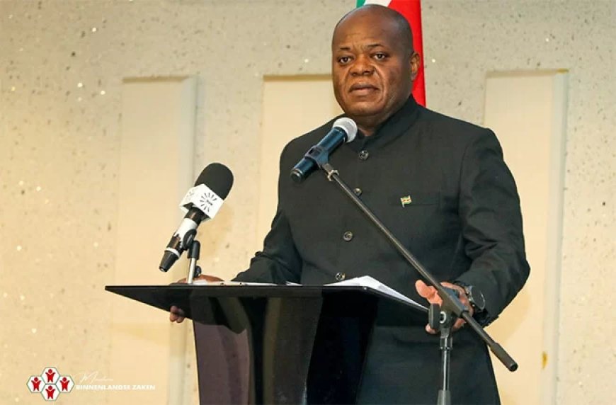 Bee wil ambtenarenapparaat opschonen: Wie niet werkt, wordt geschrapt