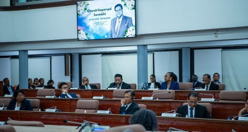 Parlement houdt rouwvergadering voor oud-president Santokhi