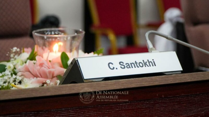 Parlement staat stil bij overlijden Santokhi: ‘Politiek buigt voor het mens-zijn’