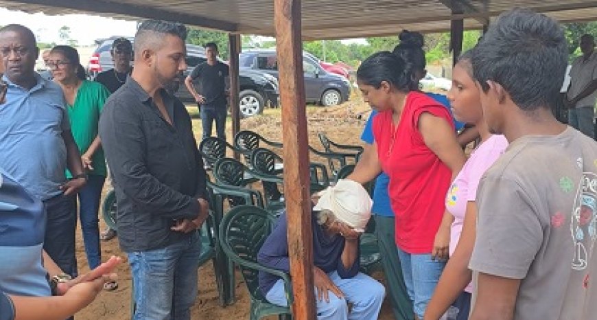 Minister Monorath brengt condoleancebezoek na dood aspirant-agent