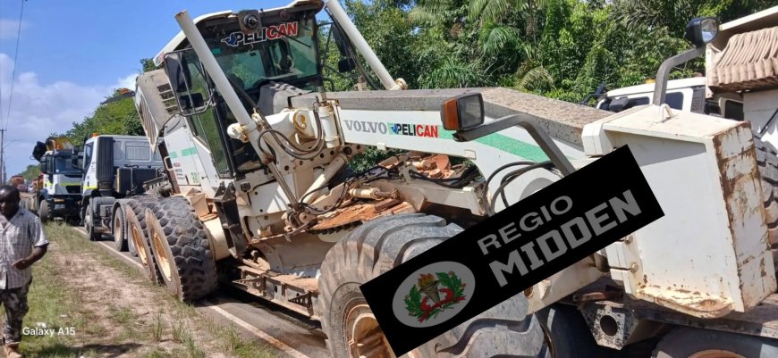 Zware aanrijding twee trucks en auto op Avobakaweg