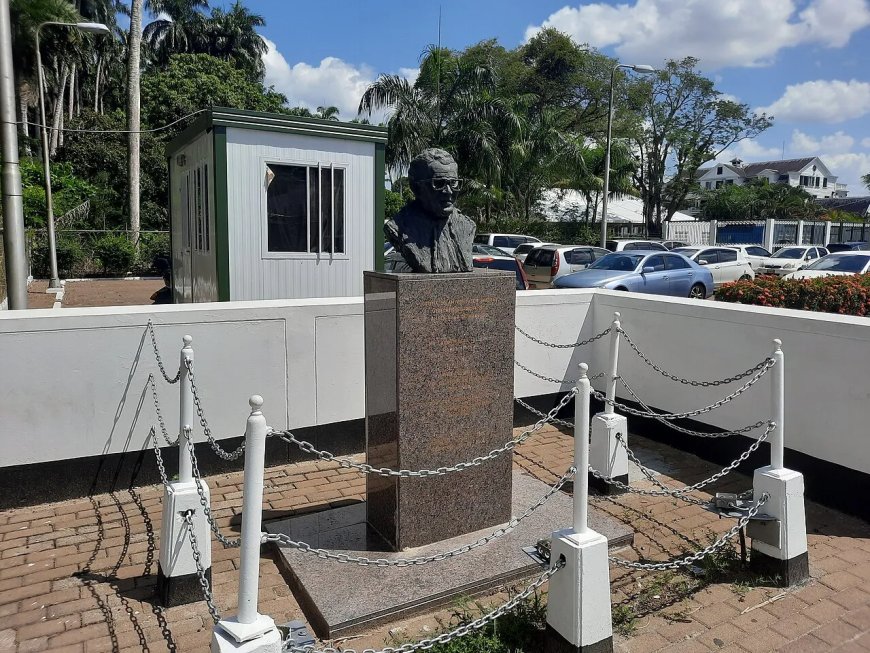 Borstbeeld oud-president Misier gestolen bij Kantongerecht