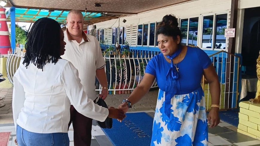 Dc Muller en onderminister Beeldsnijder bezoeken geplaatste kinderen