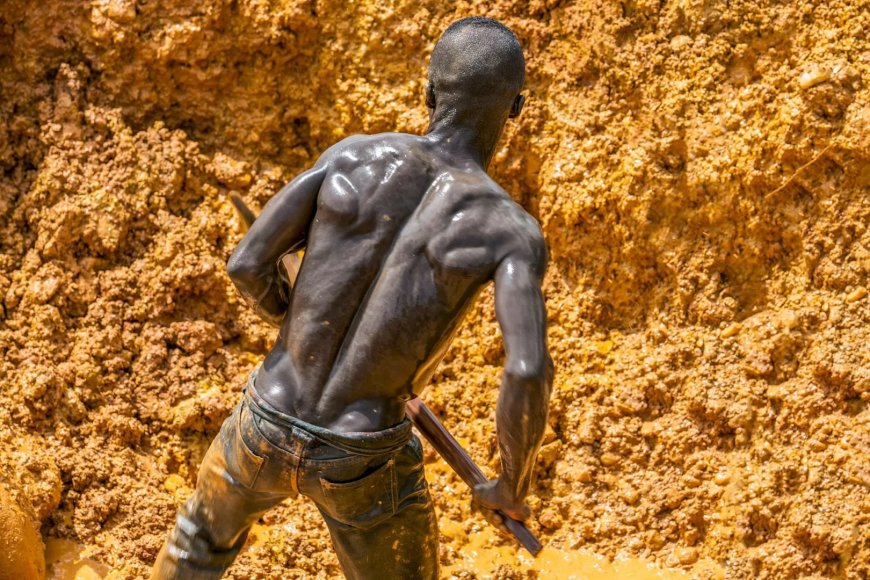 Goudkoorts zonder goud: staat graaft, maffia lacht
