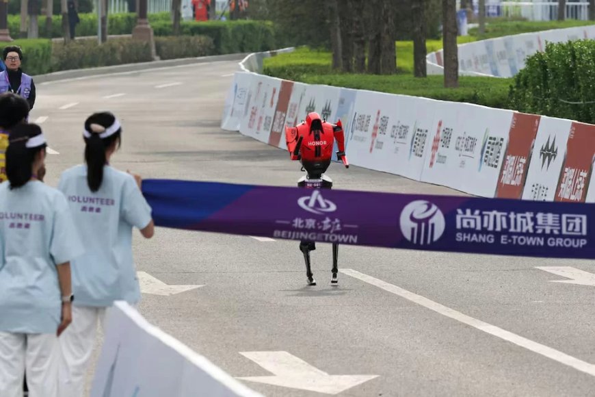 Humanoïde robots lopen menselijke atleten voorbij in halve marathon in Beijing