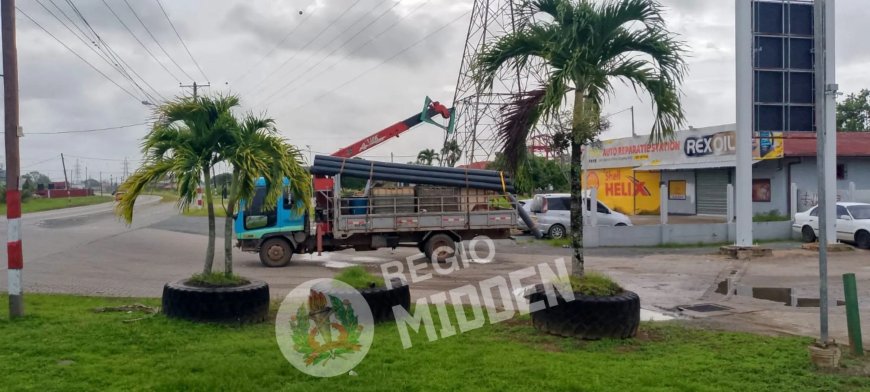 Truckchauffeur vergeet hijskraan neer te halen en botst tegen dak servicestation