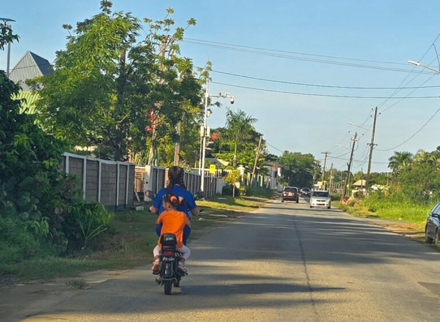E-BIKERS BINNENKORT MET VALHELM DE WEG OP