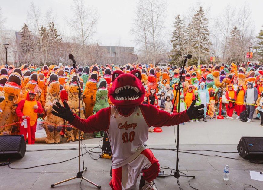 Universiteit in VS verbreekt wereldrecord met 682 mensen in dinosauruspakken
