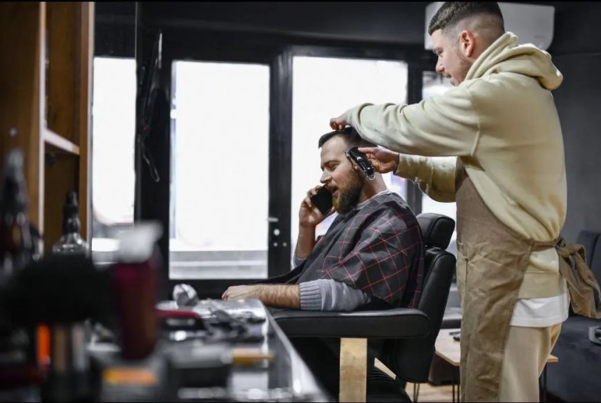 De kapper die meer hoort dan knipt