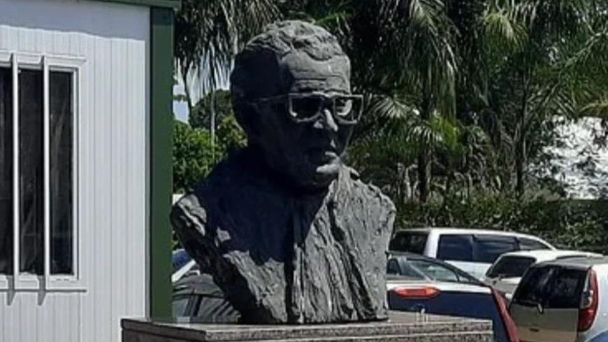 Verdachten aangehouden na vernieling en diefstal borstbeeld oud-president Ramdat Misier