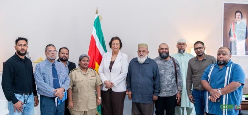 Surinaamse Moeslim Associatie en Arya Diwaker bespreken uitdagingen met president Geerlings-S