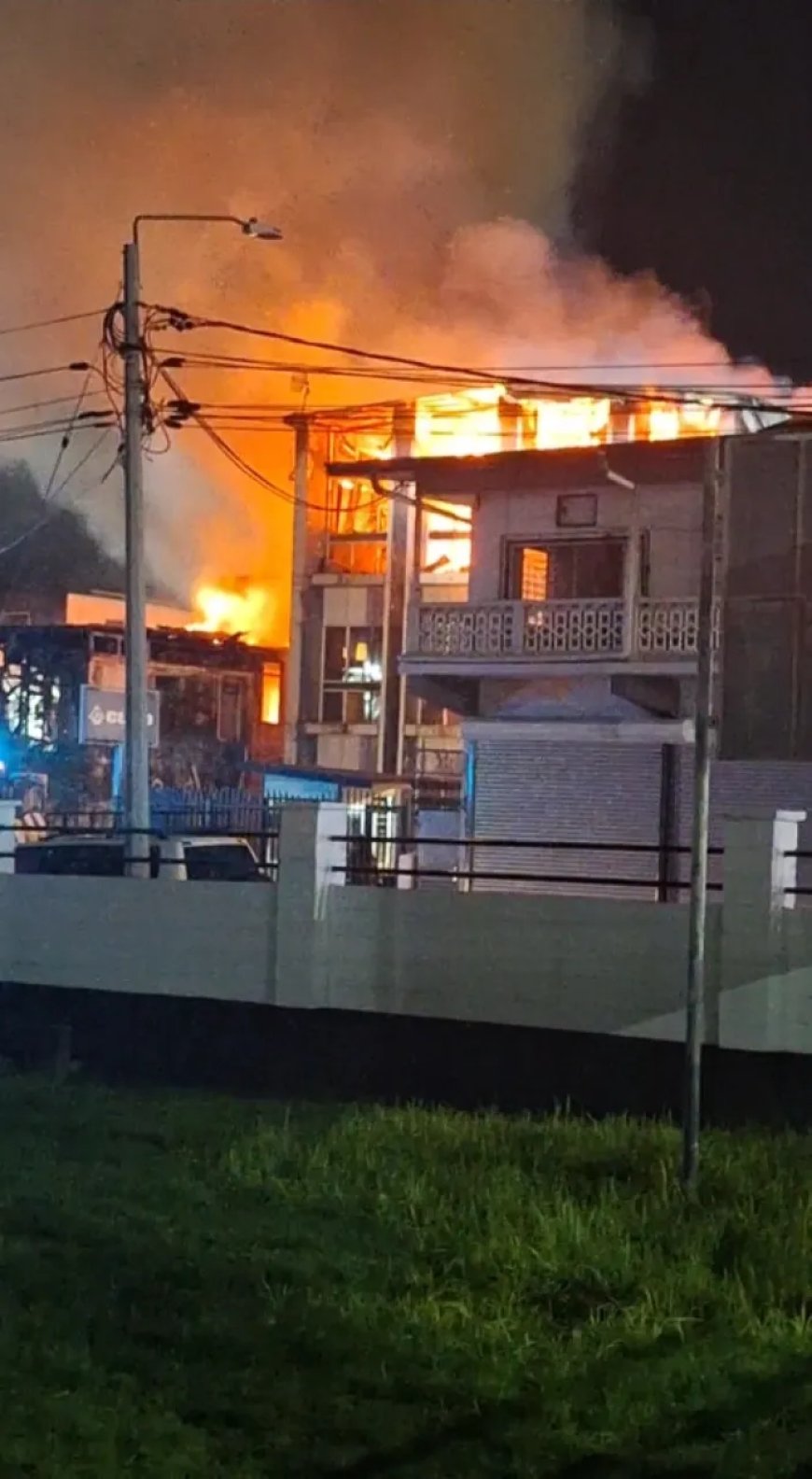 Felle brand pand in binnenstad Paramaribo