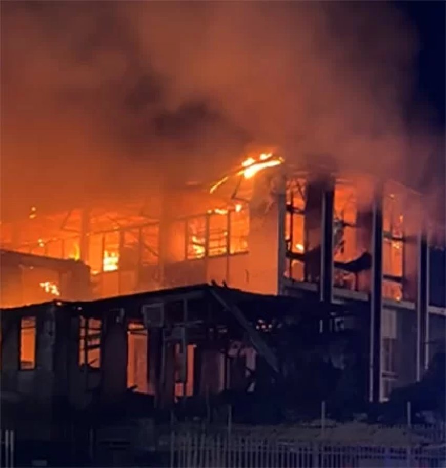 Felle brand verwoest pand in binnenstad