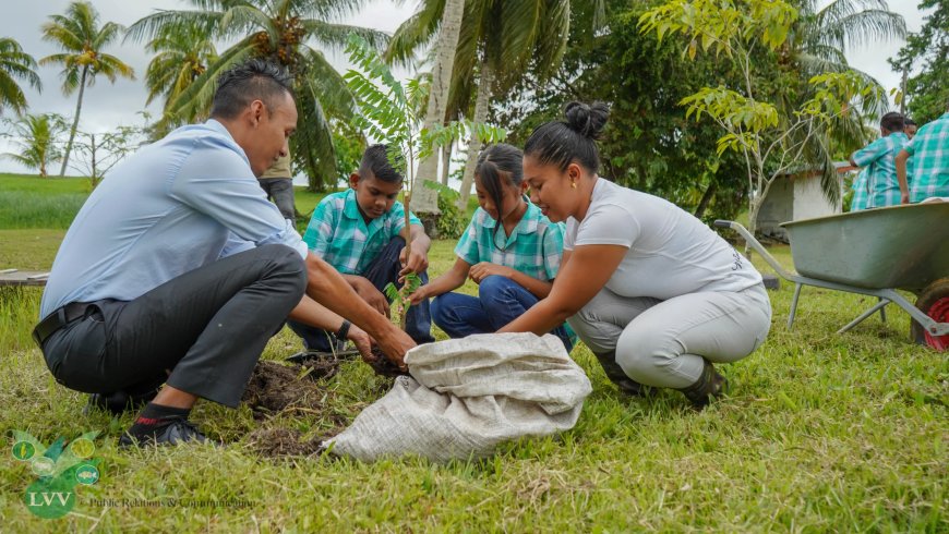 Kinderen planten voor toekomst op Wereld Aarde Dag
