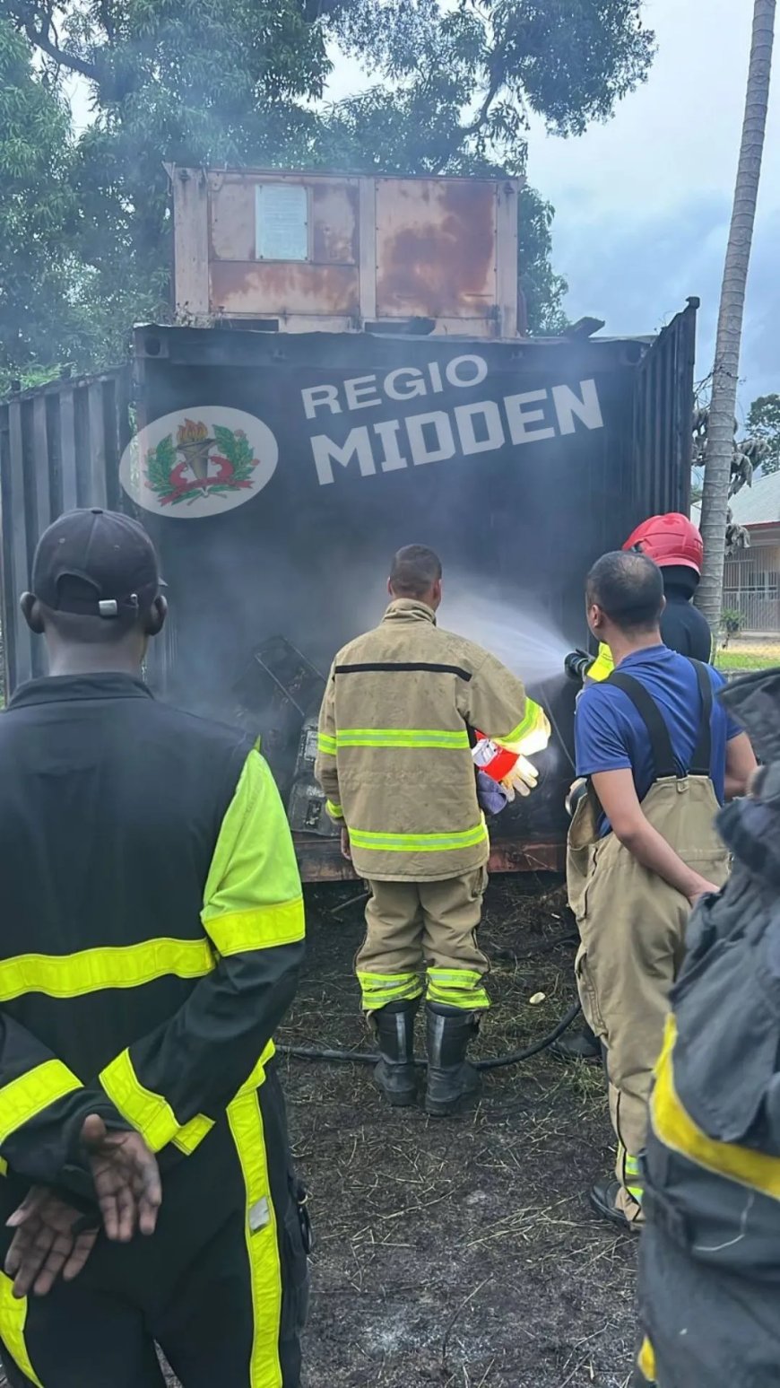 Container met inhoud door brand verwoest als gevolg vermoedelijke grasbrand