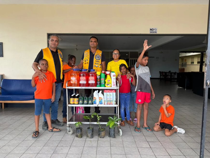 Lions Club Parwani plant fruitbomen bij Hubert Stichting