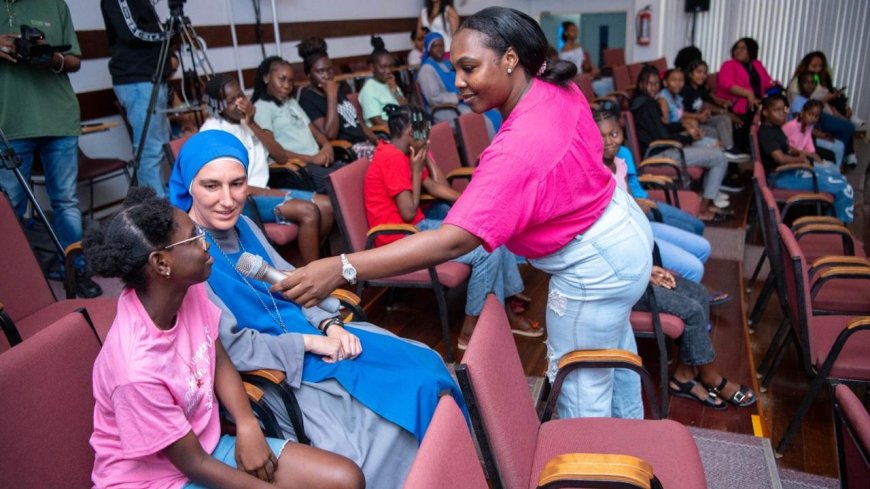 e-Gov traint meisjes uit tehuizen in AI en social media