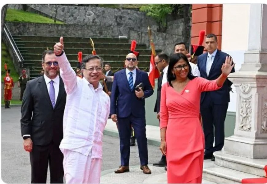 Petro bezoekt Venezuela na omstreden machtswisseling