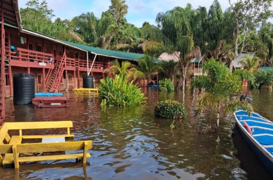 Rivier en kreken Boven-Suriname buiten hun oevers getreden