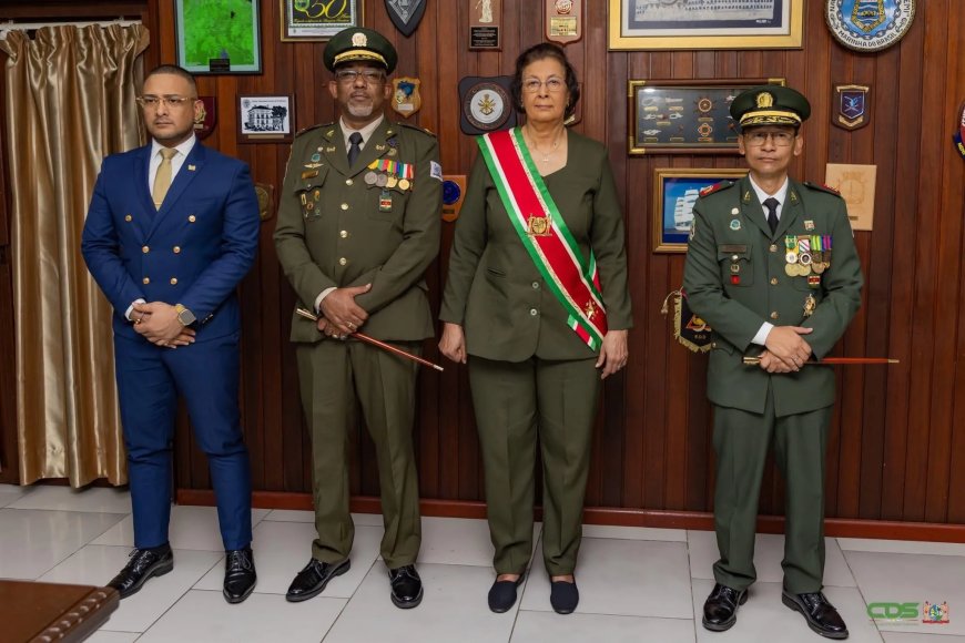 Politieke afwezigheid bij installatie nieuwe bevelhebber roept vragen op