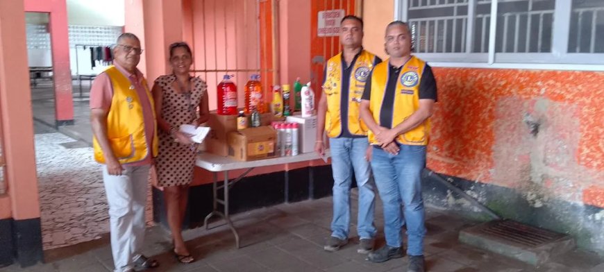Schoonmaakdonatie Lions Club Parwani voor Maharshi Kinderhuis