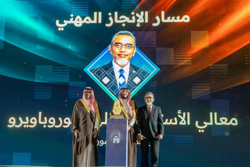 Internationale erkenning voor minister Soeropawiro in Medina