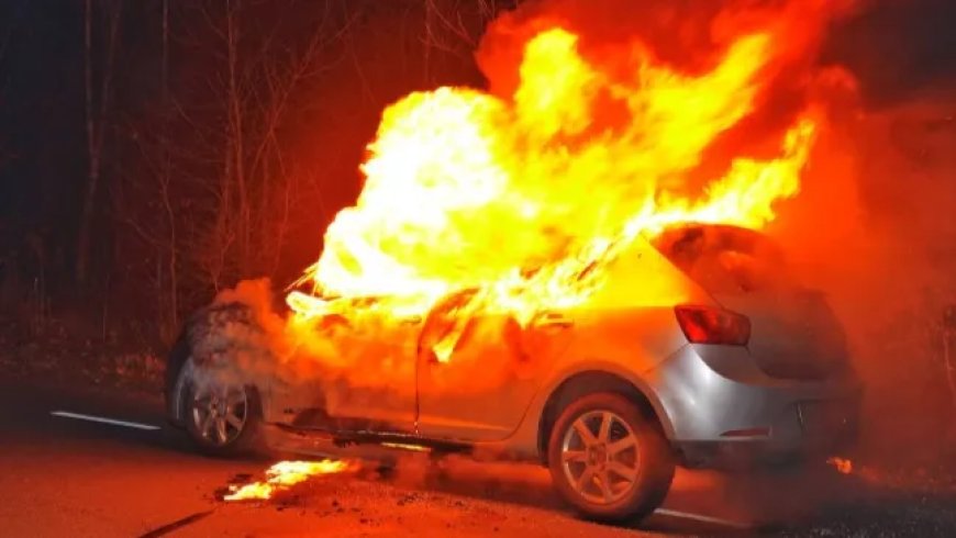 Auto vliegt in brand in garage aan Falweg