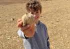 Achtjarige jongen ontdekt 1.700 jaar oud beeldfragment in Negevwoestijn